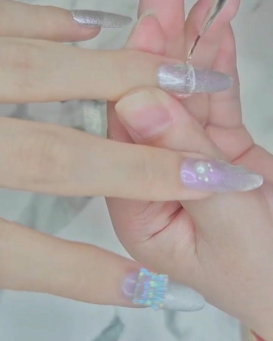 Ein feiner Detailpinsel, der eine dünne Linie klares Aufbaugel in der Nähe der Nagelhaut aufträgt.