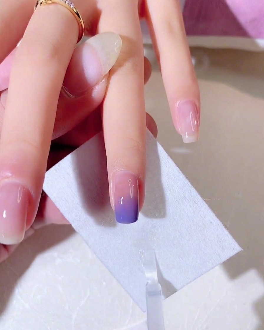 Eine dünne, metallisch-silberne Linie wird entlang der Nagelspitze gezogen, um einen French-Look zu erzeugen.