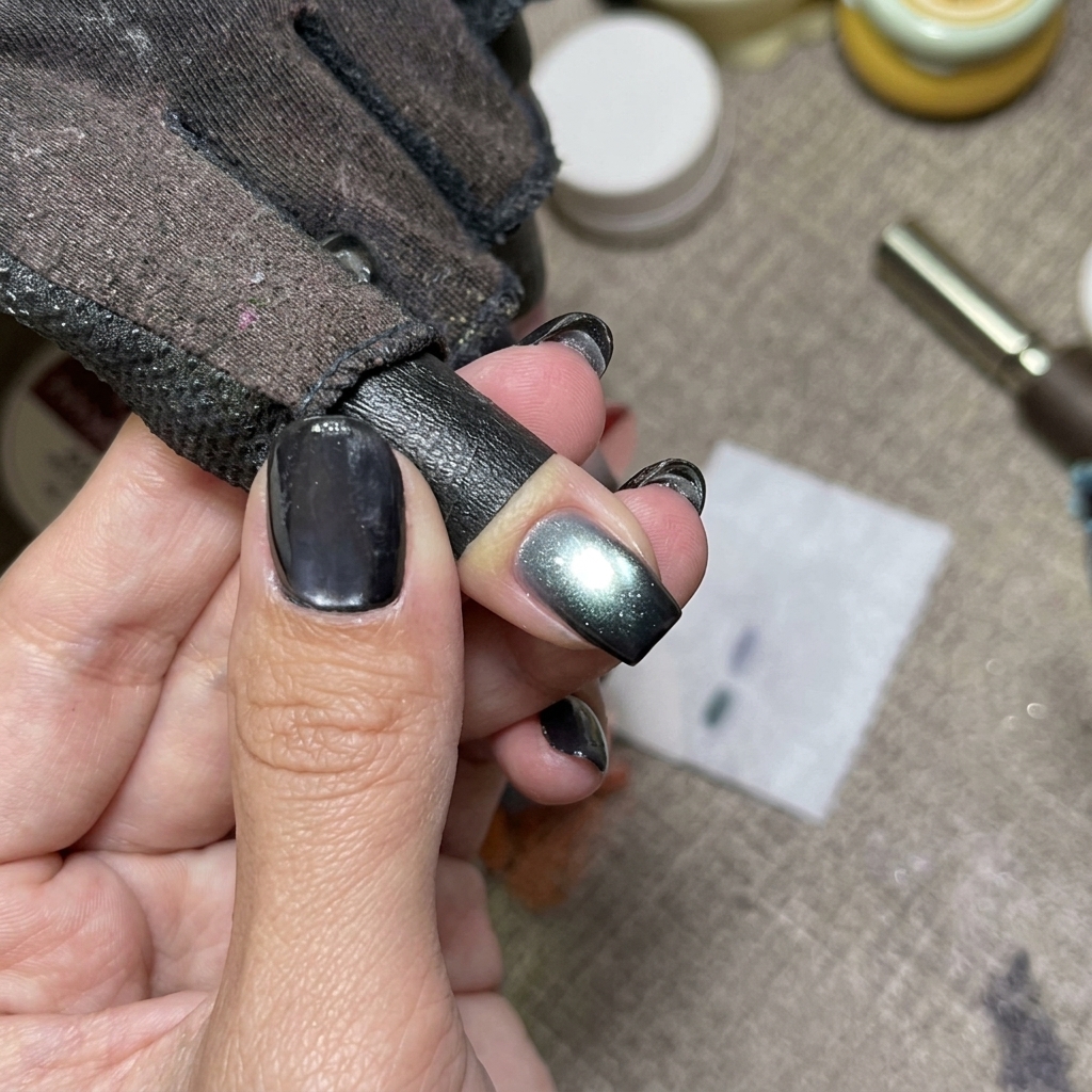 Blaue Cat-Eye-Nägel härten unter einer UV-Nagellampe aus.