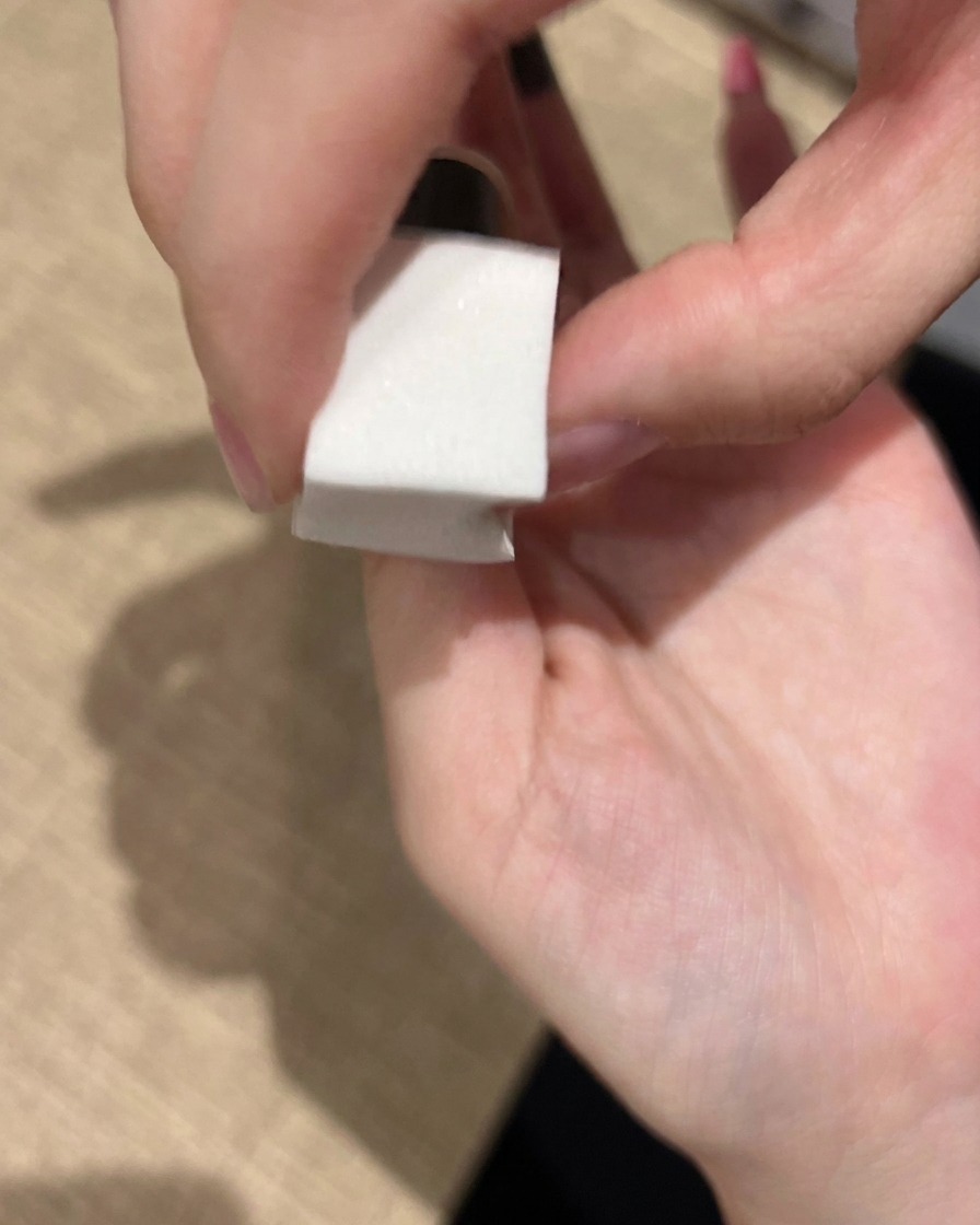 Ein Make-up-Schwämmchen wird verwendet, um vorsichtig pinkes Gel auf den Nagel zu tupfen und einen sanften Farbverlauf zu erzeugen.