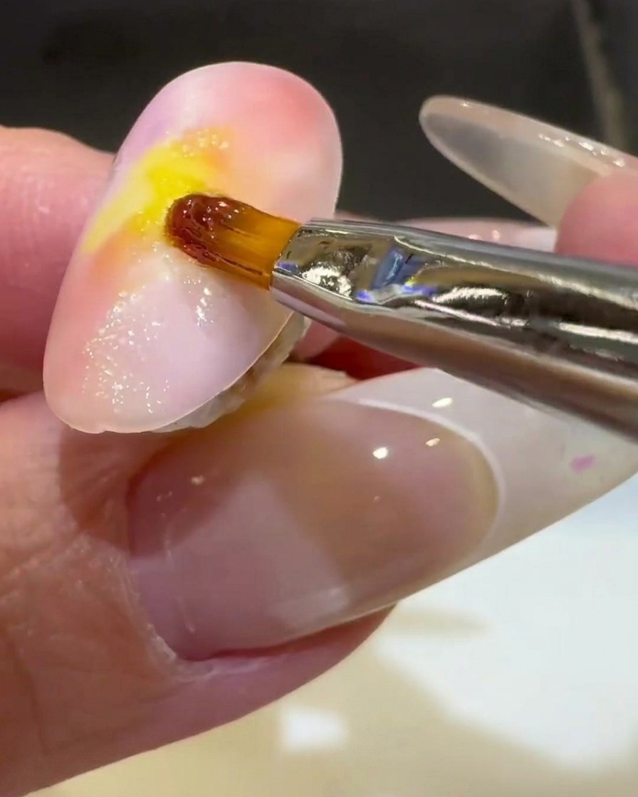 Ein Liner-Pinsel beendet eine klare 3D-Gelwelle auf der unteren Hälfte des Nagels.