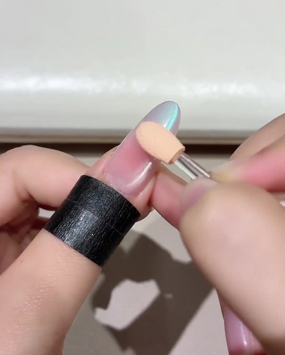 Ein Pinsel trägt eine leuchtende Schicht Jade D05 Gel-Nagellack auf einen vorbereiteten Nagel auf.