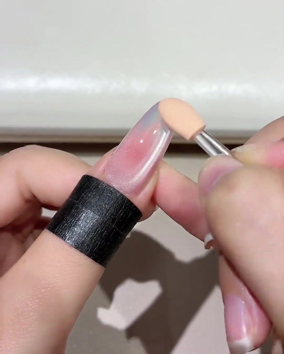Ein Nagel mit einer Basisschicht aus Jade D05 härtet in einer UV/LED-Lampe aus.