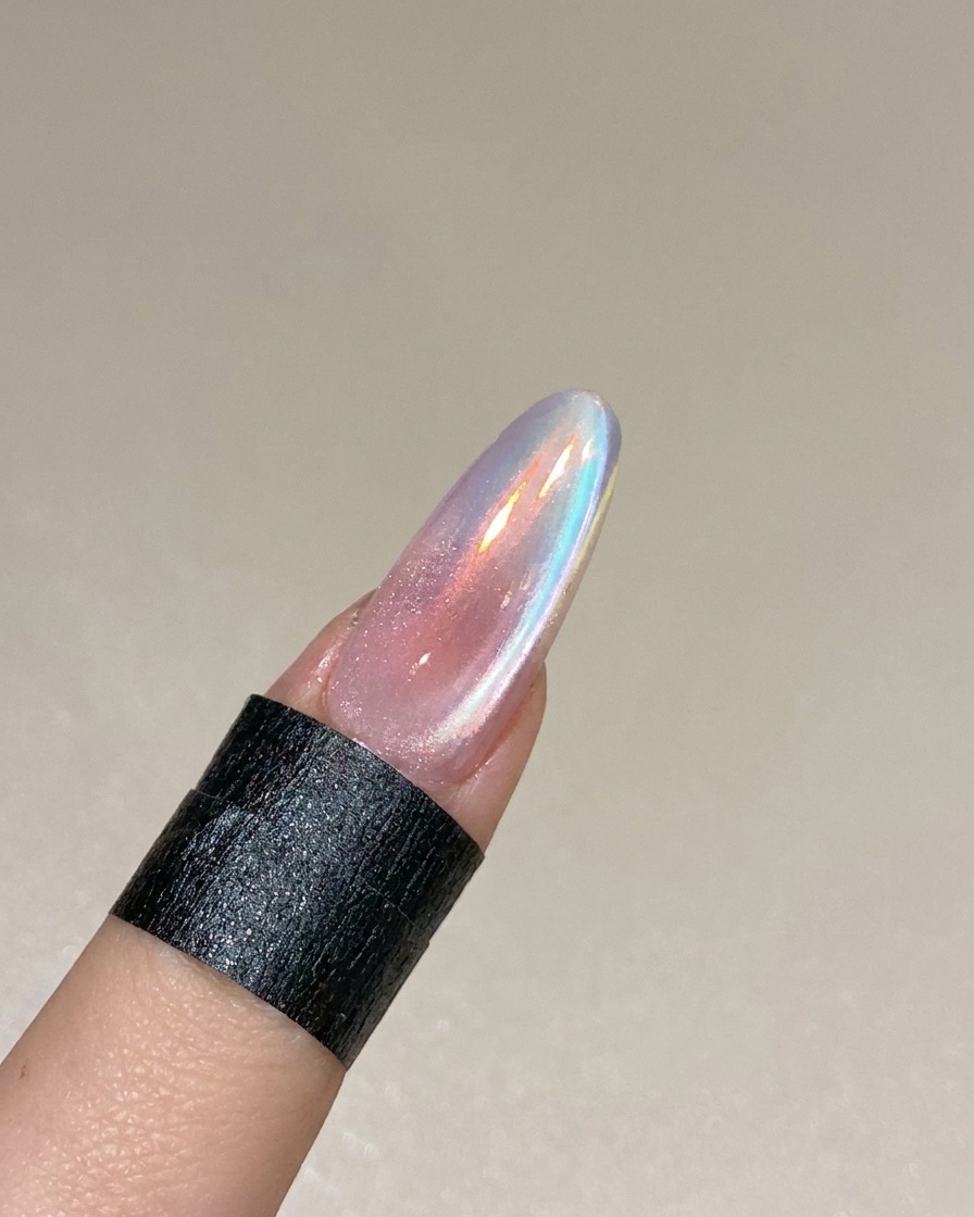 Ein fertiges Cat-Eye-Nageldesign härtet in einer professionellen UV/LED-Lampe aus.