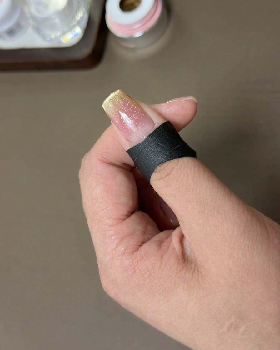Ein rechteckiger Magnet wird parallel zur Nagelspitze positioniert.