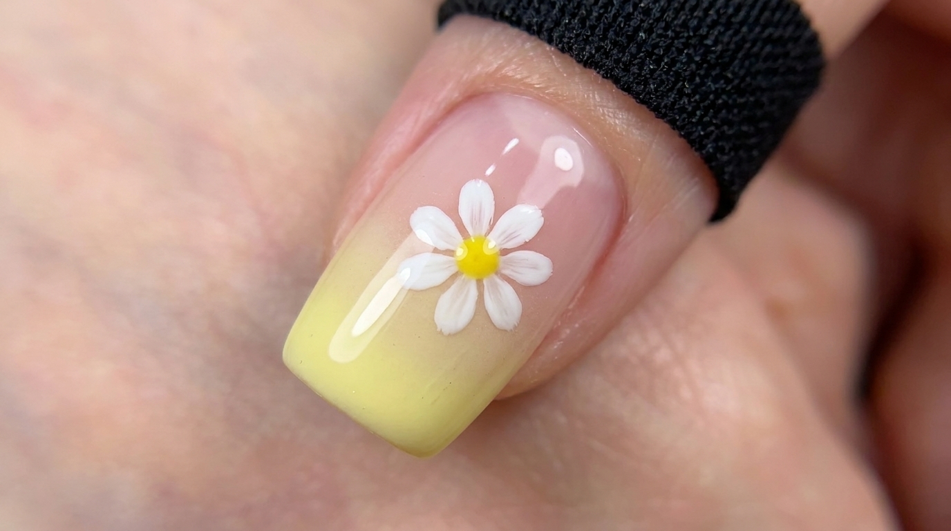 Zarte Gel-Nägel mit gelbem Farbverlauf und Gänseblümchen – Schritt-für-Schritt-Anleitung
