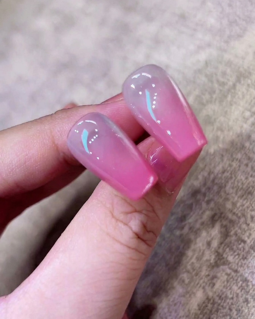 Ein Schwämmchen wird auf die Nagelspitze gedrückt, um einen sanften pinken Ombré-Verlauf zu erzeugen.