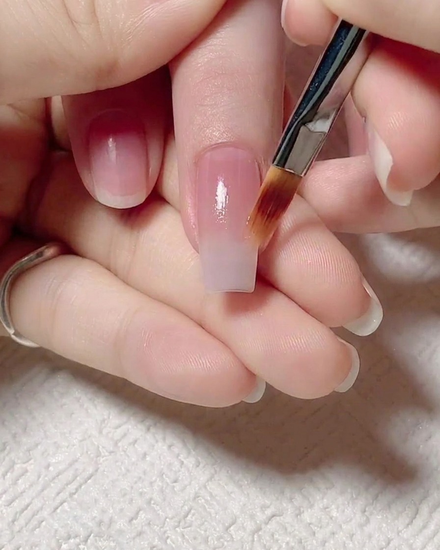 Ein flacher Pinsel zieht das feuchte Jelly-Gel sanft nach oben, um einen weichen Farbverlauf zu kreieren.