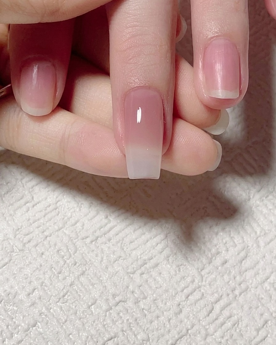 Ein flacher Pinsel verblendet das intensivere Gel nach oben für einen weichen Übergang.