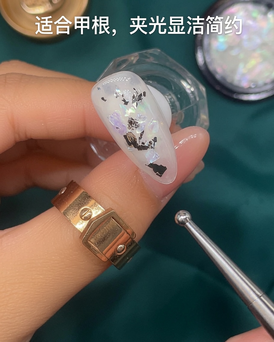 Ein Pinsel trägt durchscheinendes weißes Gel auf einen Nagel auf.