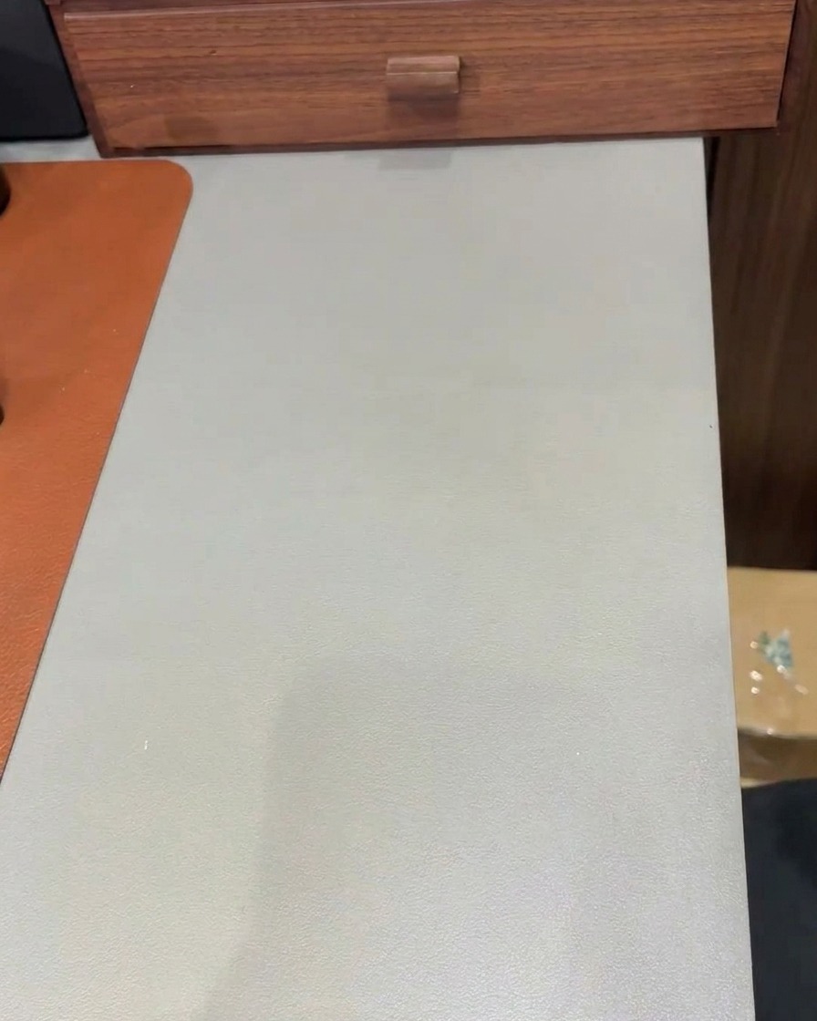 Ein Pinsel trägt eine klare Schicht Aufbaugel über den glitzernden Nagel auf, um eine glatte Oberfläche zu schaffen.