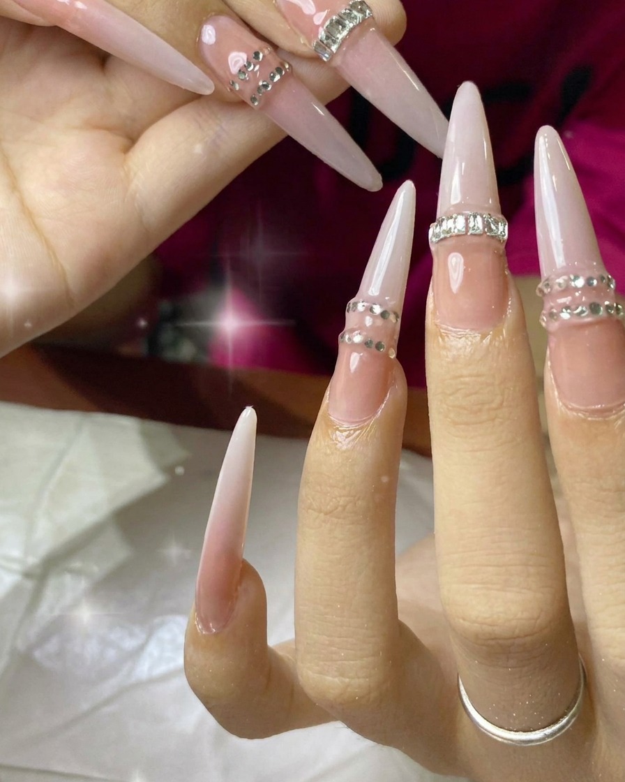 Eine Nahaufnahme, die zeigt, wie eine Nagelfeile die Oberfläche eines natürlichen Fingernagels anraut.