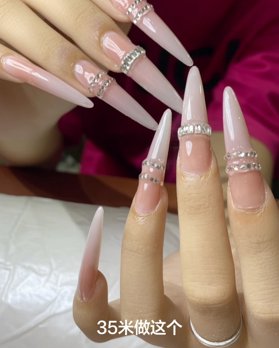 Eine Hand platziert einen Nageltip auf dem Finger und positioniert ihn unter einer kleinen UV-Lampe.