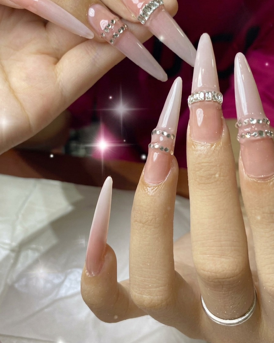 Eine Hand positioniert einen Full-Cover Press-on Tip auf dem Ringfinger.