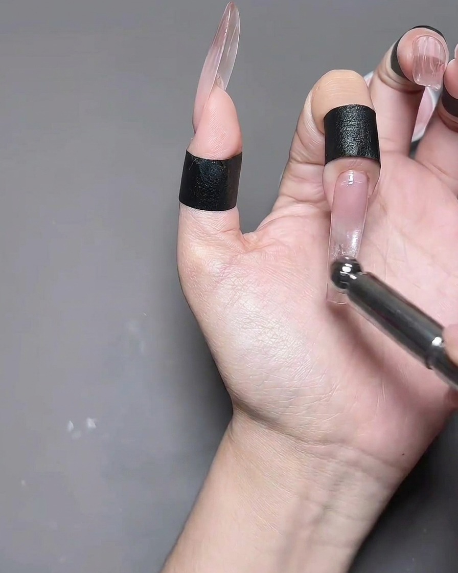 Eine Hand mit Cat-Eye-Gelnägeln wird zum Aushärten in eine professionelle Nagellampe gelegt.