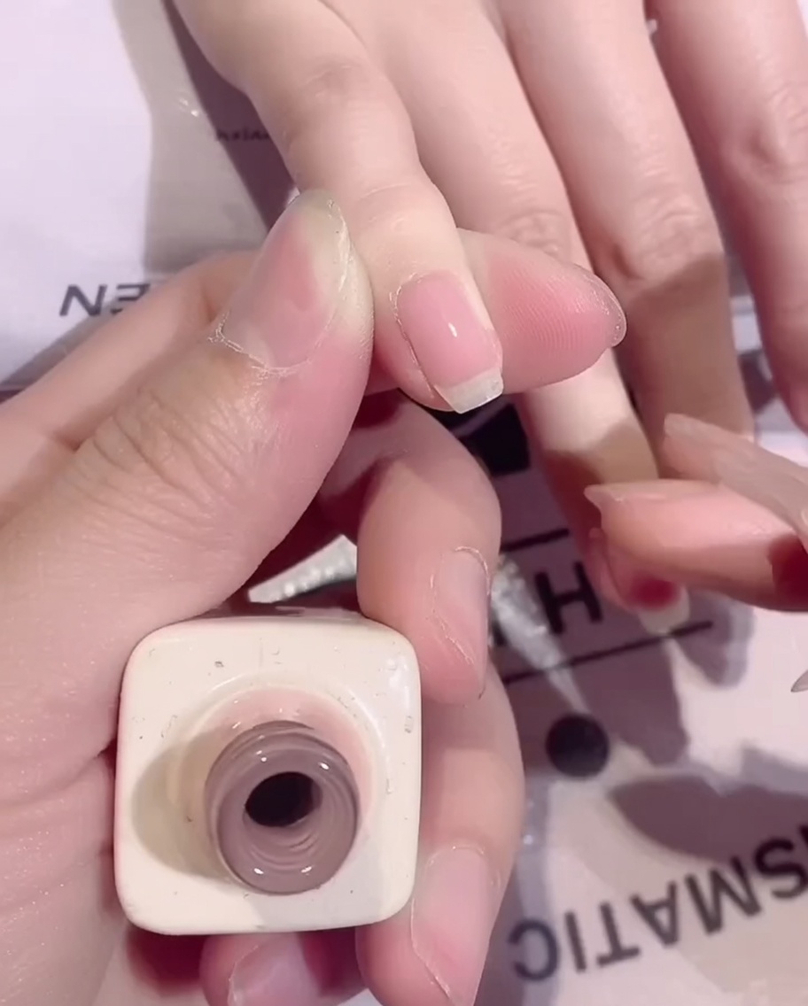 Nahaufnahme einer Nagelfeile, die sanft die Oberfläche eines natürlichen Fingernagels anraut.