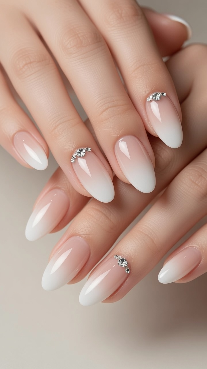 Weiße French-Ombré-Nägel mit Strass — Einfaches Salon-Tutorial