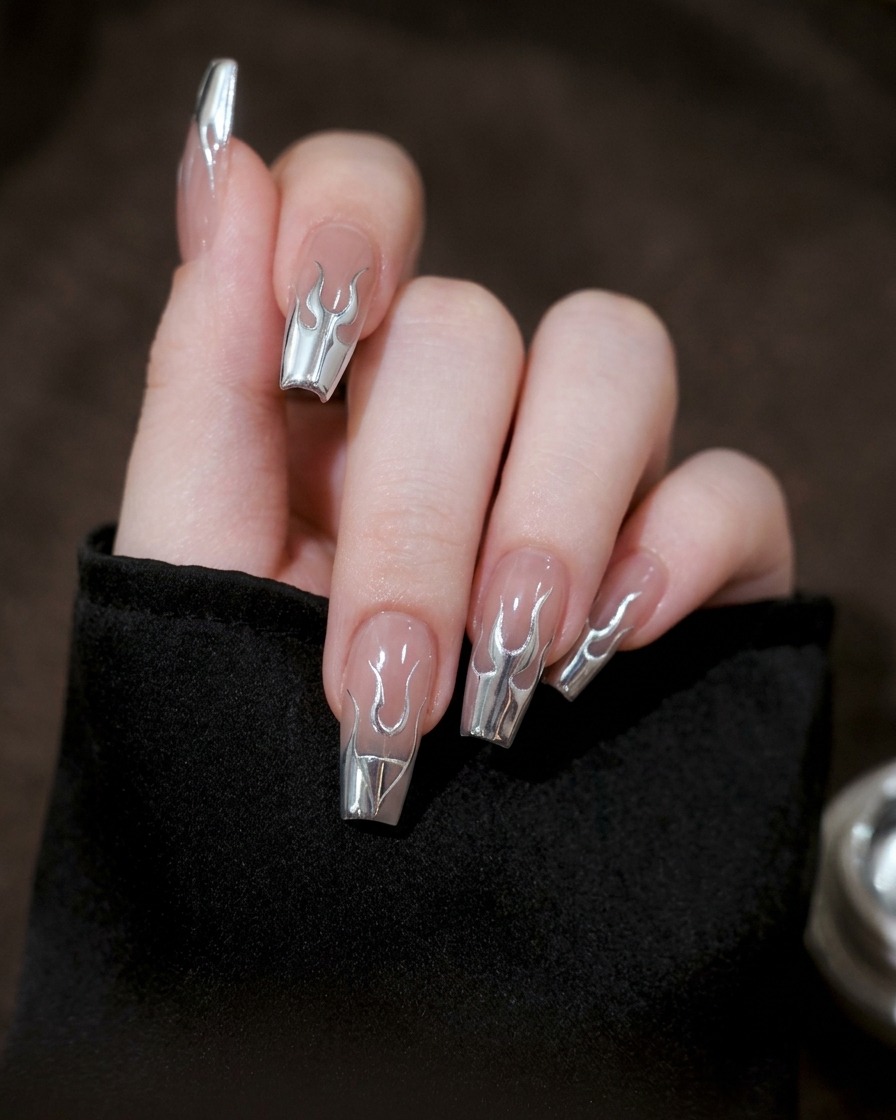 Nahaufnahme eines Nagels, bei dem die silbernen Gellinien zu einer vollständigen Flammensilhouette verbunden werden.