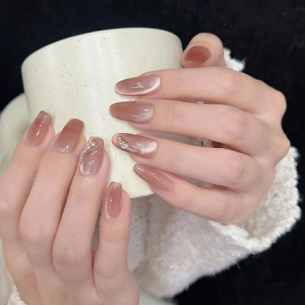Nahaufnahme, die zeigt, wie die Basis eines Press-on Nagels perfekt an der natürlichen Nagelhaut ausgerichtet wird.