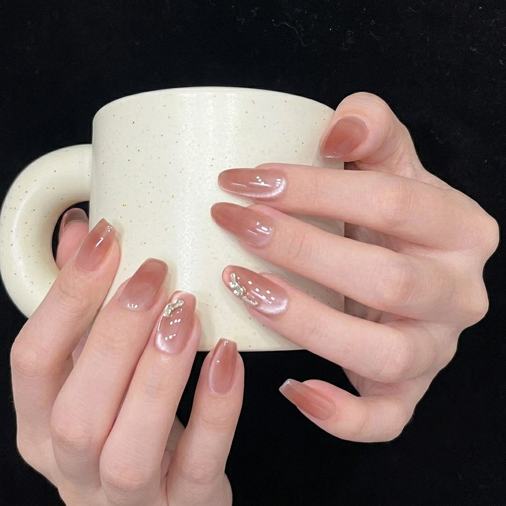 Nahaufnahme der Seitenansicht eines Press-on Nagels, der einen nahtlosen, glatten Übergang zur natürlichen Nagelhaut zeigt.