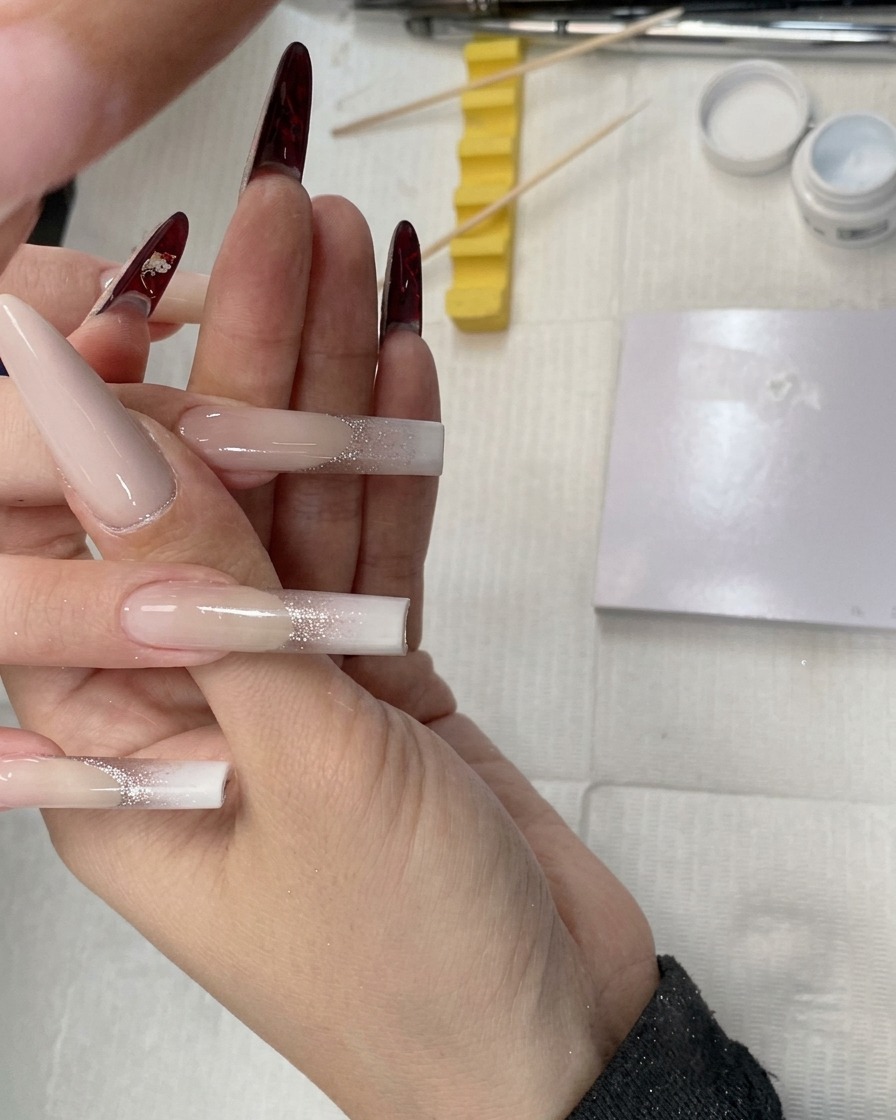 Nahaufnahme eines Schwamm-Tools beim Auftupfen von weißem Gel auf einen Water Pipe Square Nagel.