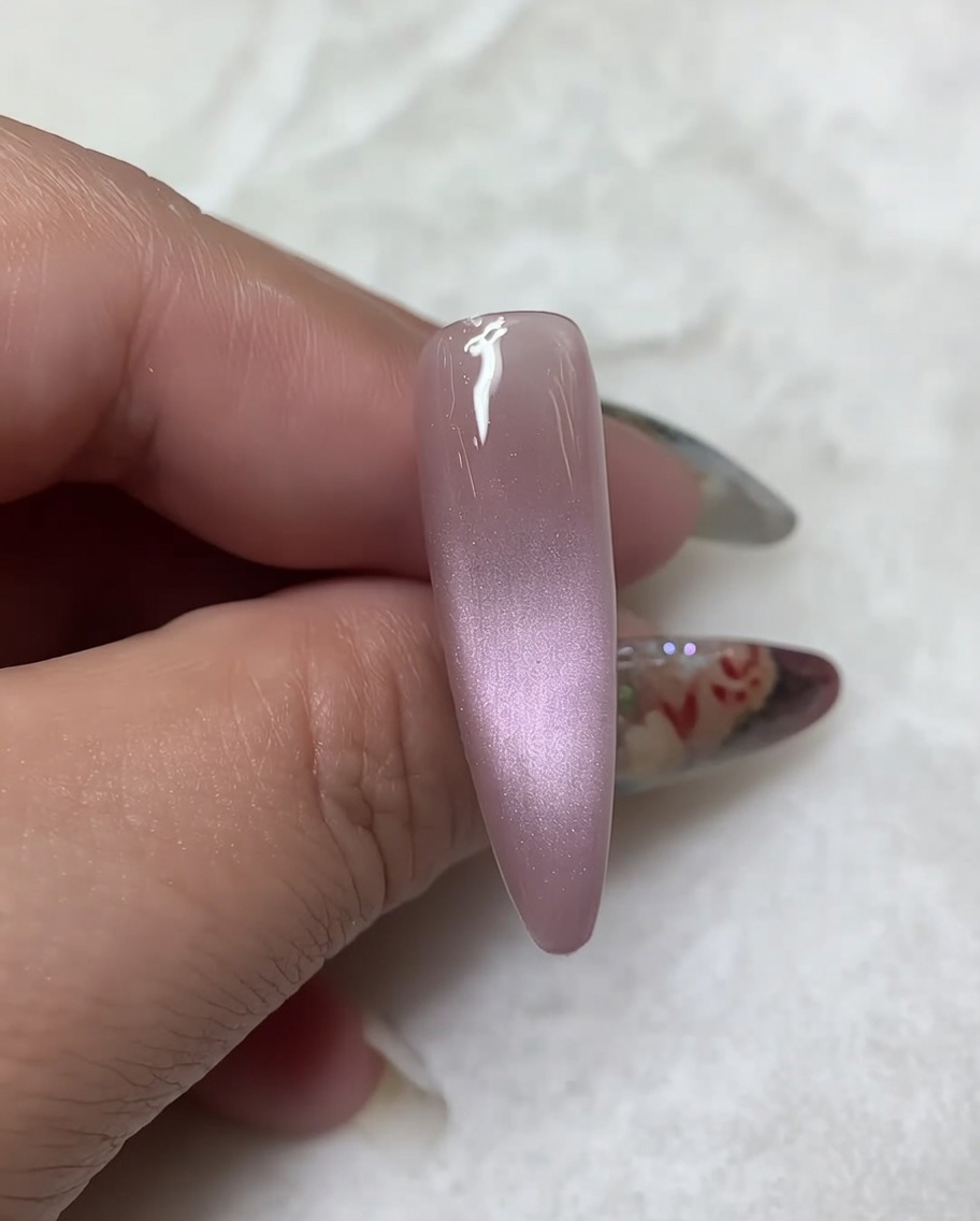 Ein Fine Liner Pinsel zeichnet zwei symmetrische diagonale Linien vom oberen Teil der mittleren Körperlinie nach außen.