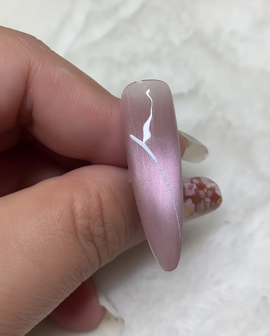 Ein Fine Liner zeichnet die Umrisse der unteren Flügel und verbindet sie bogenförmig mit der mittleren Körperlinie.