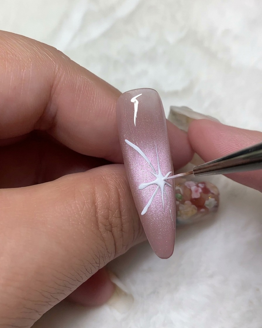 Ein Detailpinsel füllt die Umrisse der oberen Schmetterlingsflügel mit deckendem weißen Gel aus.