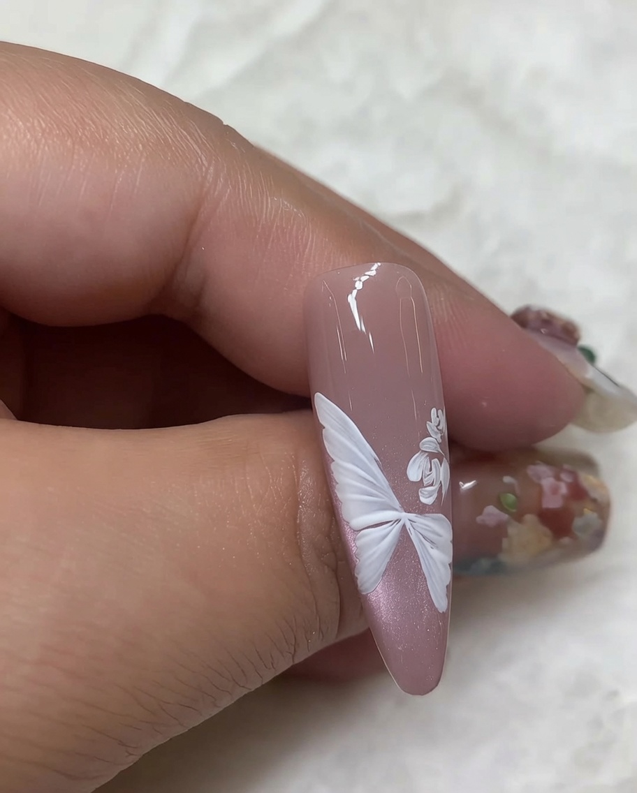 Schichten von weißen, gebogenen Pinselstrichen werden hinzugefügt, um detaillierte Rosenblätter zu formen.