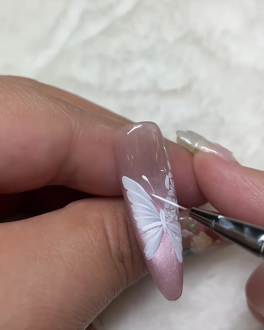 Letzte Ausbesserungen an den Details der Rosenblätter werden mit einem feinen Pinsel vorgenommen.