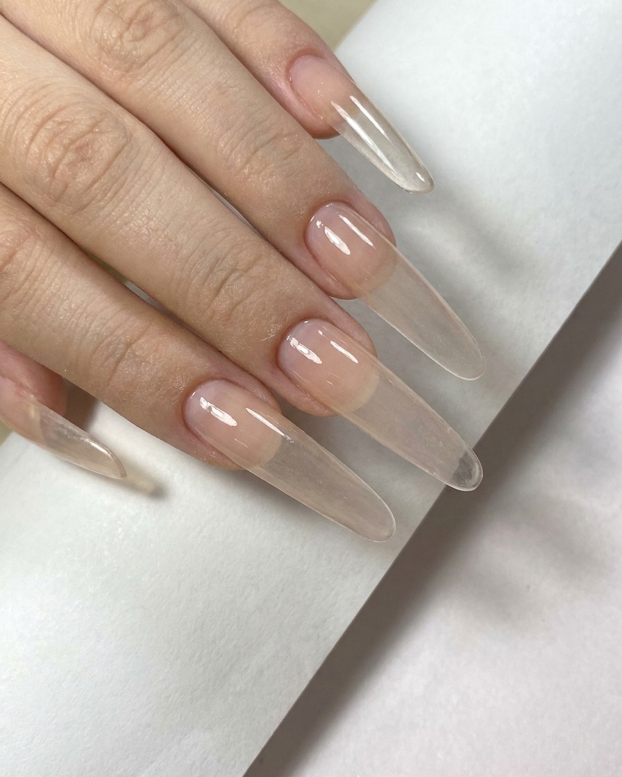 Eine zweite Schicht Nude-Gel wird aufgetragen, um die Farbintensität zu erhöhen.