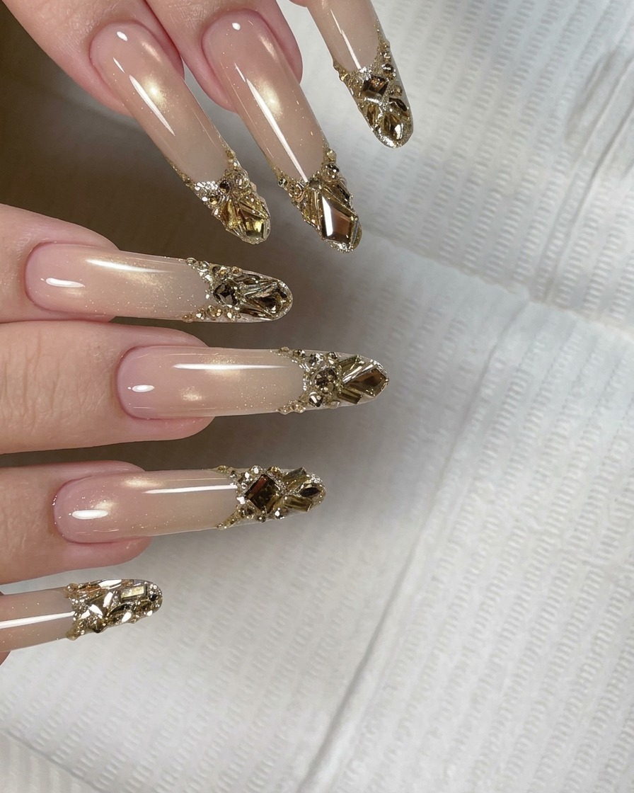 Ein Pinsel trägt einen glänzenden Top Coat auf den dekorierten Nagel auf.
