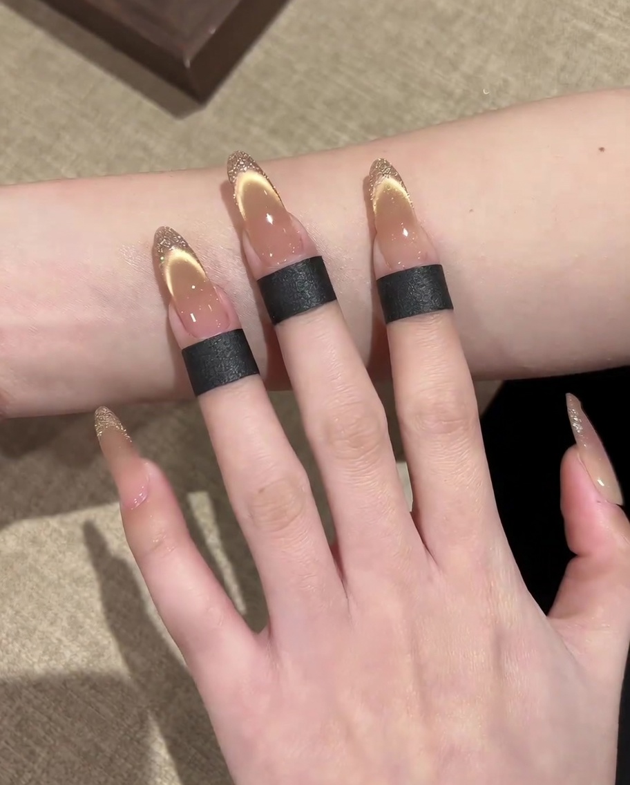 Nahaufnahme eines Pinsels, der eine zweite Schicht Nude-Base-Gel auf dem Nagel glättet.