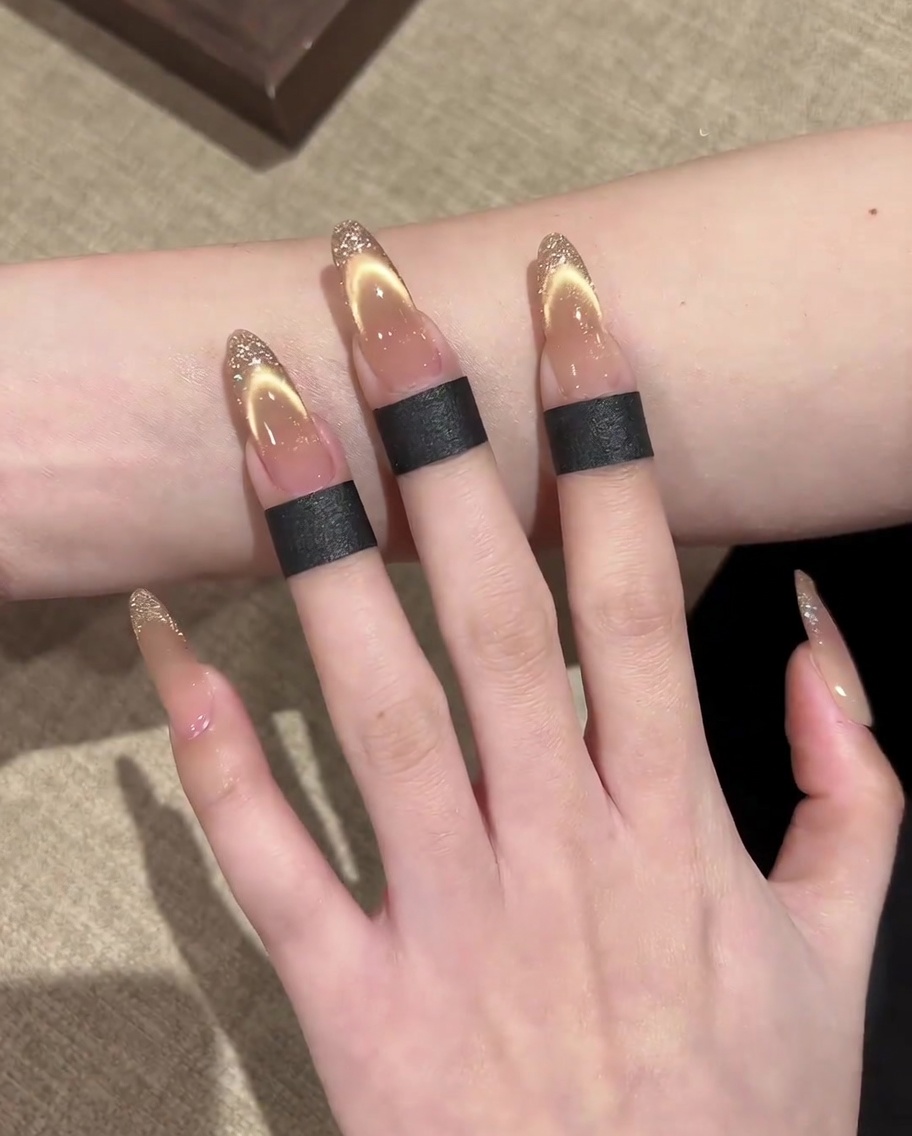 Ein magnetisches Werkzeug, das parallel über dem Nagel gehalten wird und eine breite, leuchtende Gold-Schimmerlinie enthüllt.