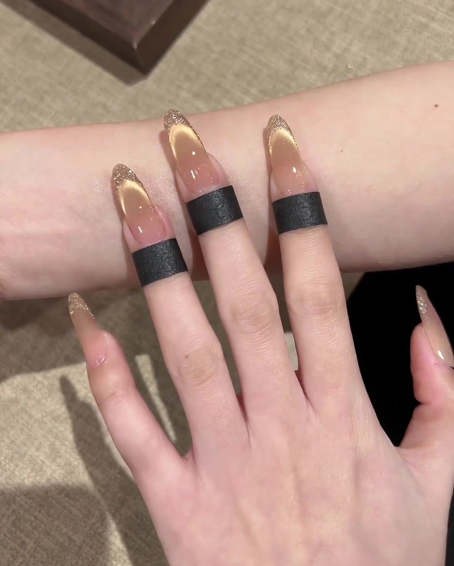Ein quadratischer Magnet wird schräg verwendet, um den magnetischen Schimmer in eine French-Tip-Form zu schärfen.