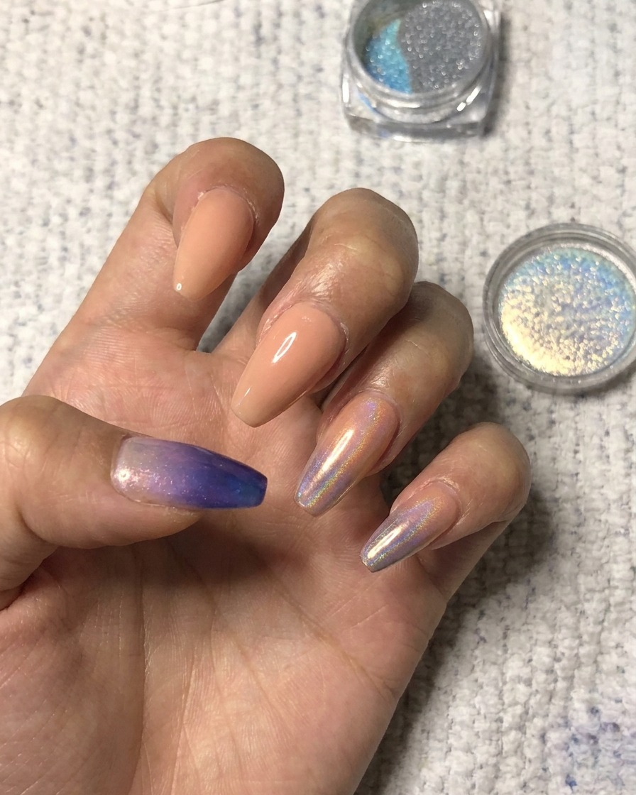 Holografisches Pigment auf die Spitze eines Zeigefingers tupfen.