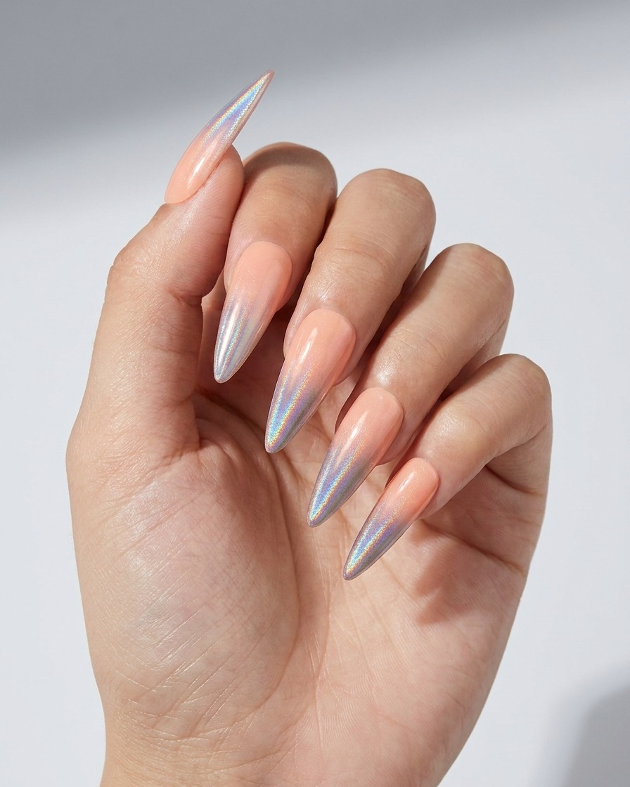 Nahaufnahme eines Pinsels, der eine Schicht klares Gel über einen Nagel mit holografischem Chrom-Ombré-Verlauf aufträgt.