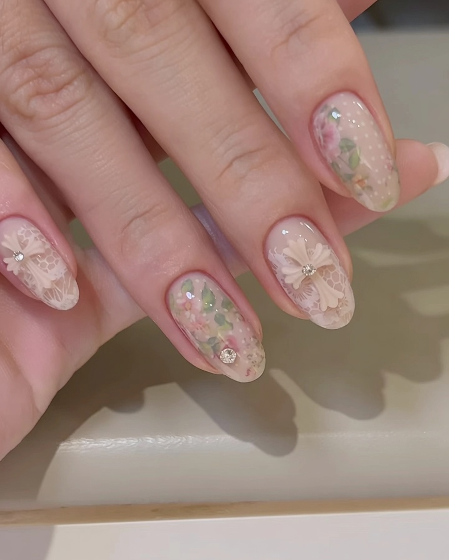 Ein Pinsel trägt eine klare, glänzende Gelschicht über einen mit Rosenfolie verzierten Nagel auf.