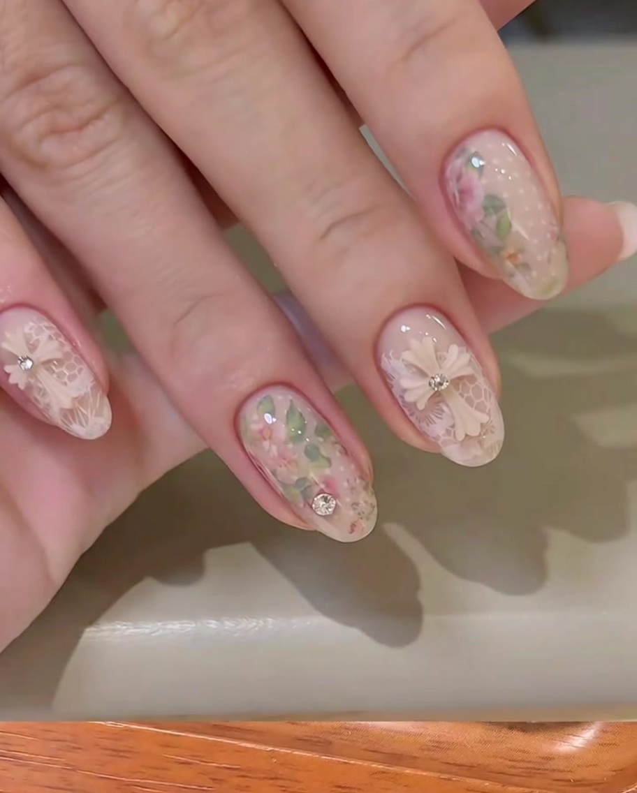 Ein klarer Jelly-Nagelstempel nimmt ein detailliertes weißes Spitzenmuster von einer Stamping-Platte auf.