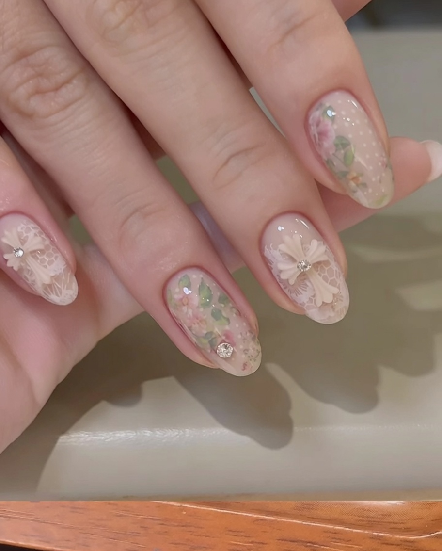 Ein kleiner Reinigungspinsel entfernt überschüssiges weißes Stamping-Gel vom Nagelhautbereich.