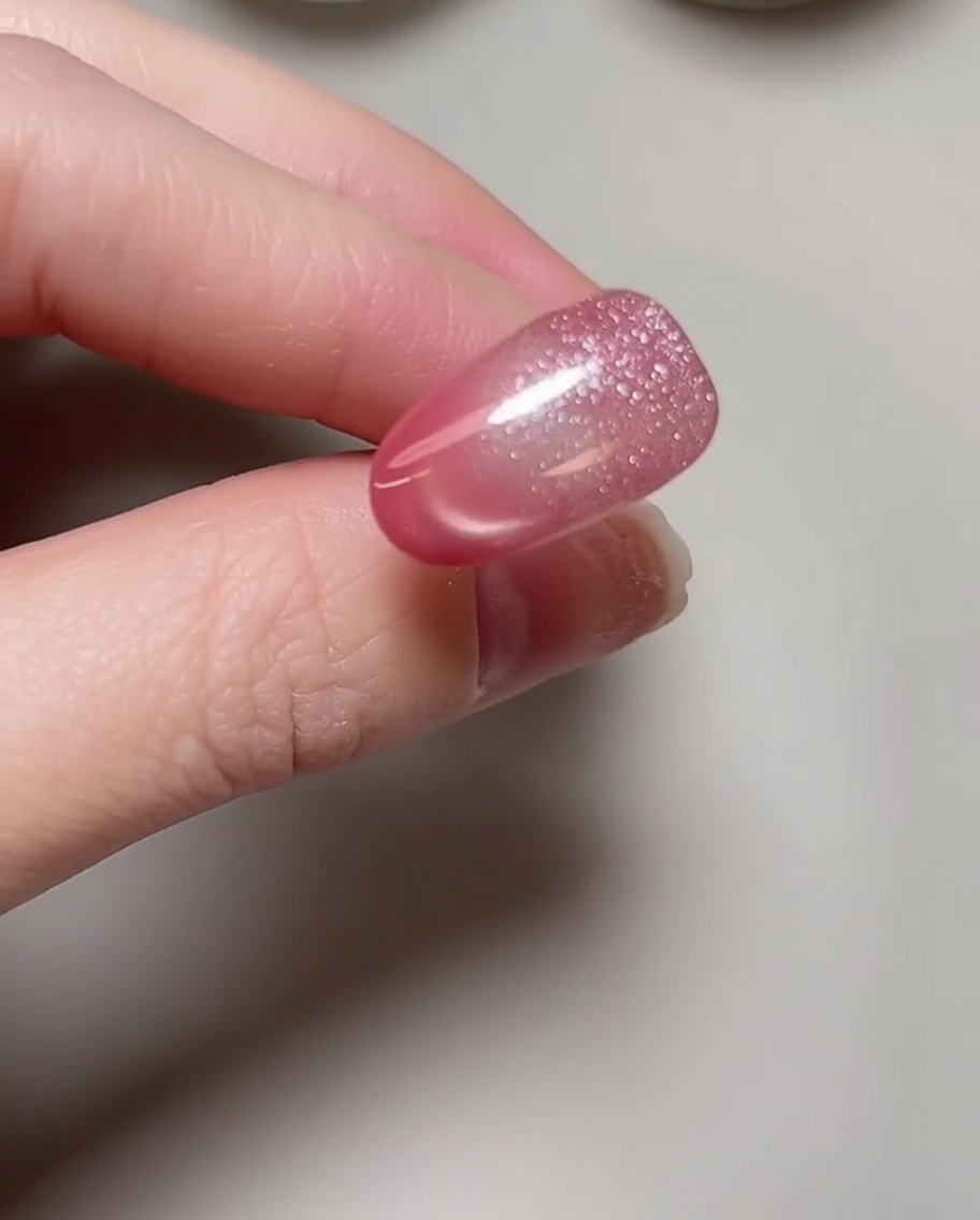 Nahaufnahme einer Nagelfeile, die zum Formen der freien Nagelspitze verwendet wird.