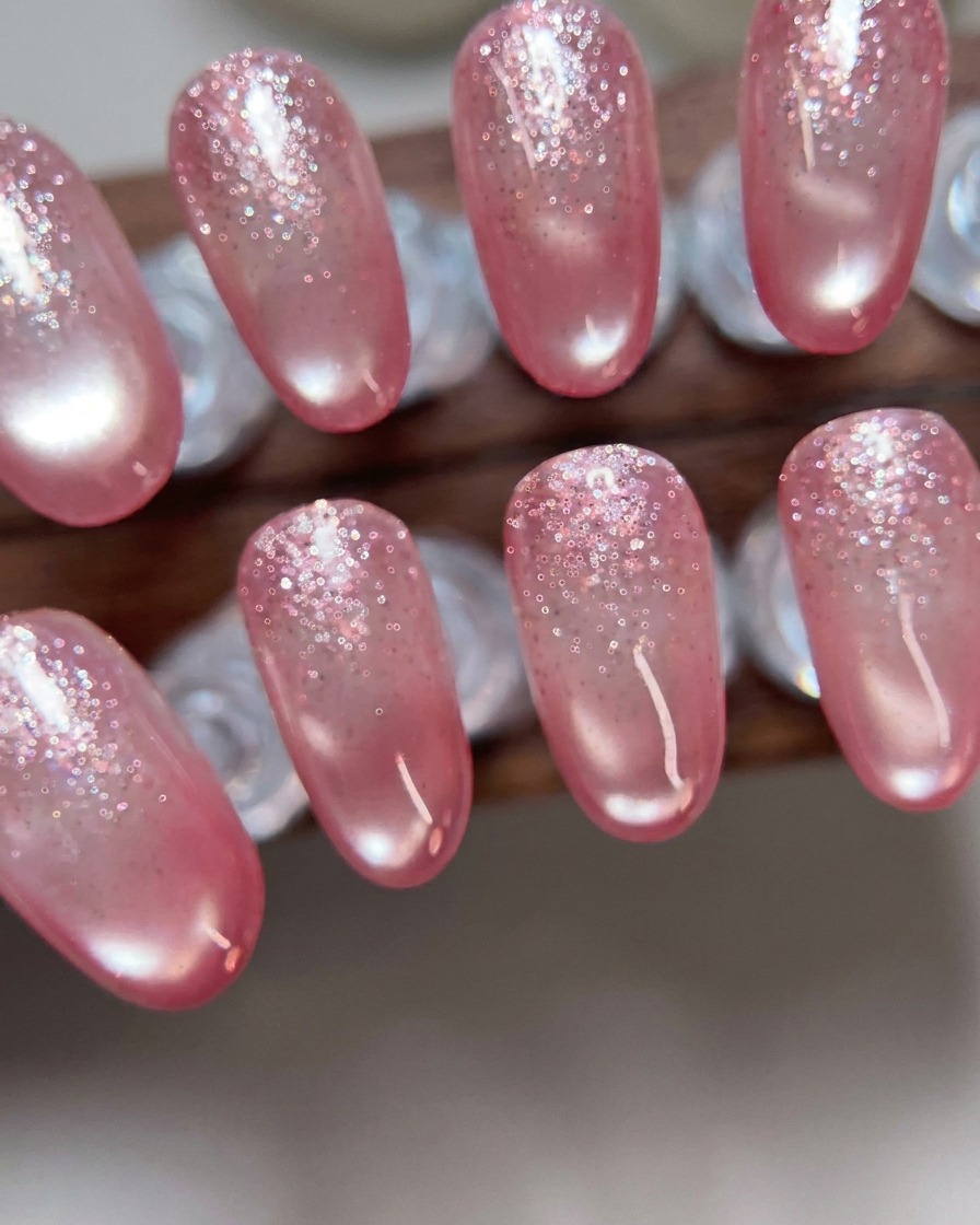 Ein Metall-Nagelhautschieber wird verwendet, um die Nagelhaut sanft zurückzuschieben.