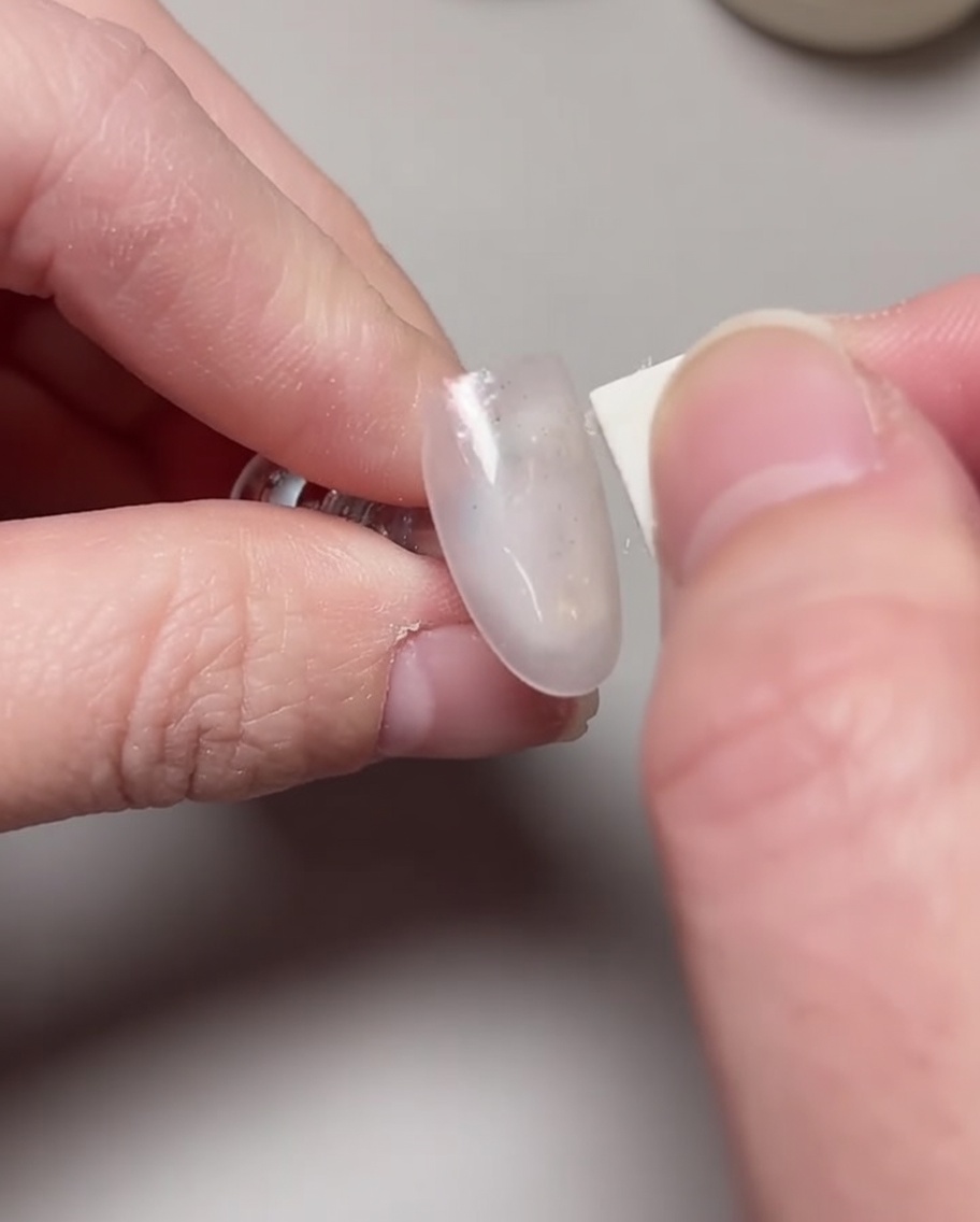Ein Pinsel trägt eine zweite Schicht Rose Lychee-Gel auf, um die Deckkraft zu erhöhen.