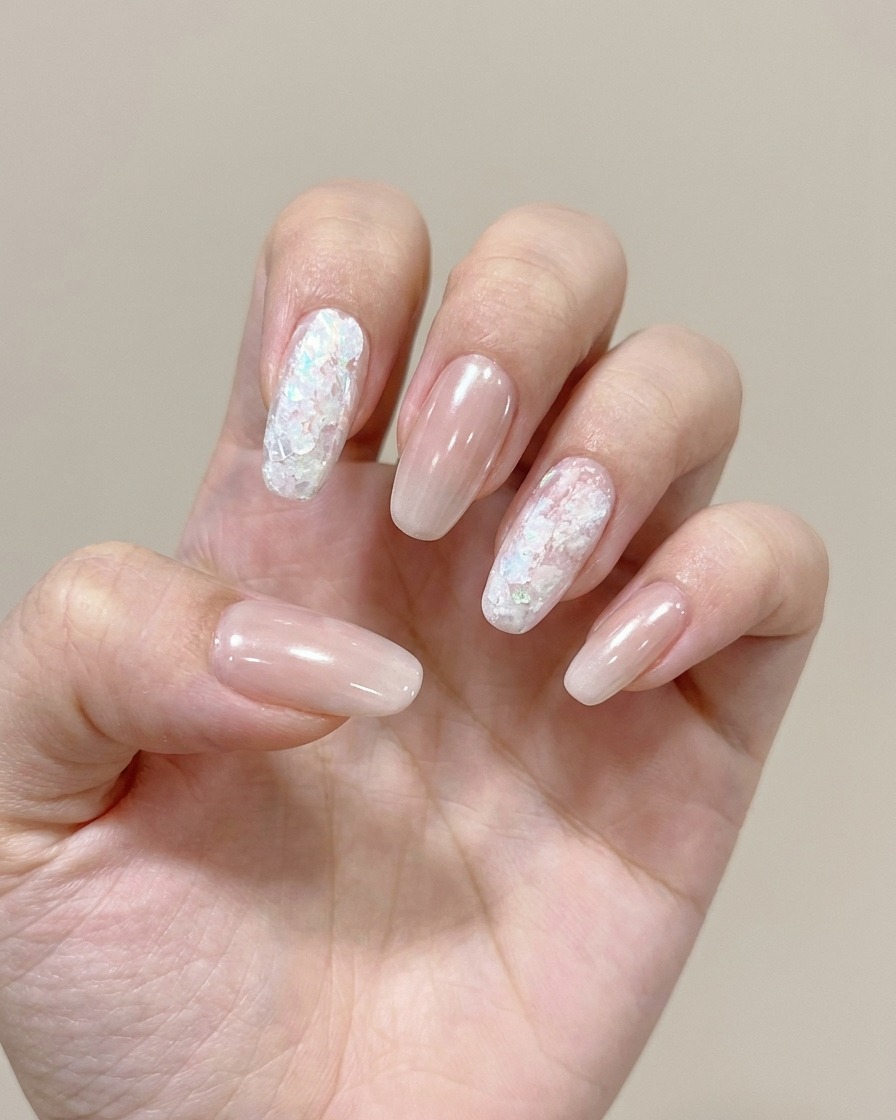 Nahaufnahme eines Schwämmchens, das sanftes Farbgel auf die Nagelspitze tupft, um einen Ombré-Effekt zu erzeugen.