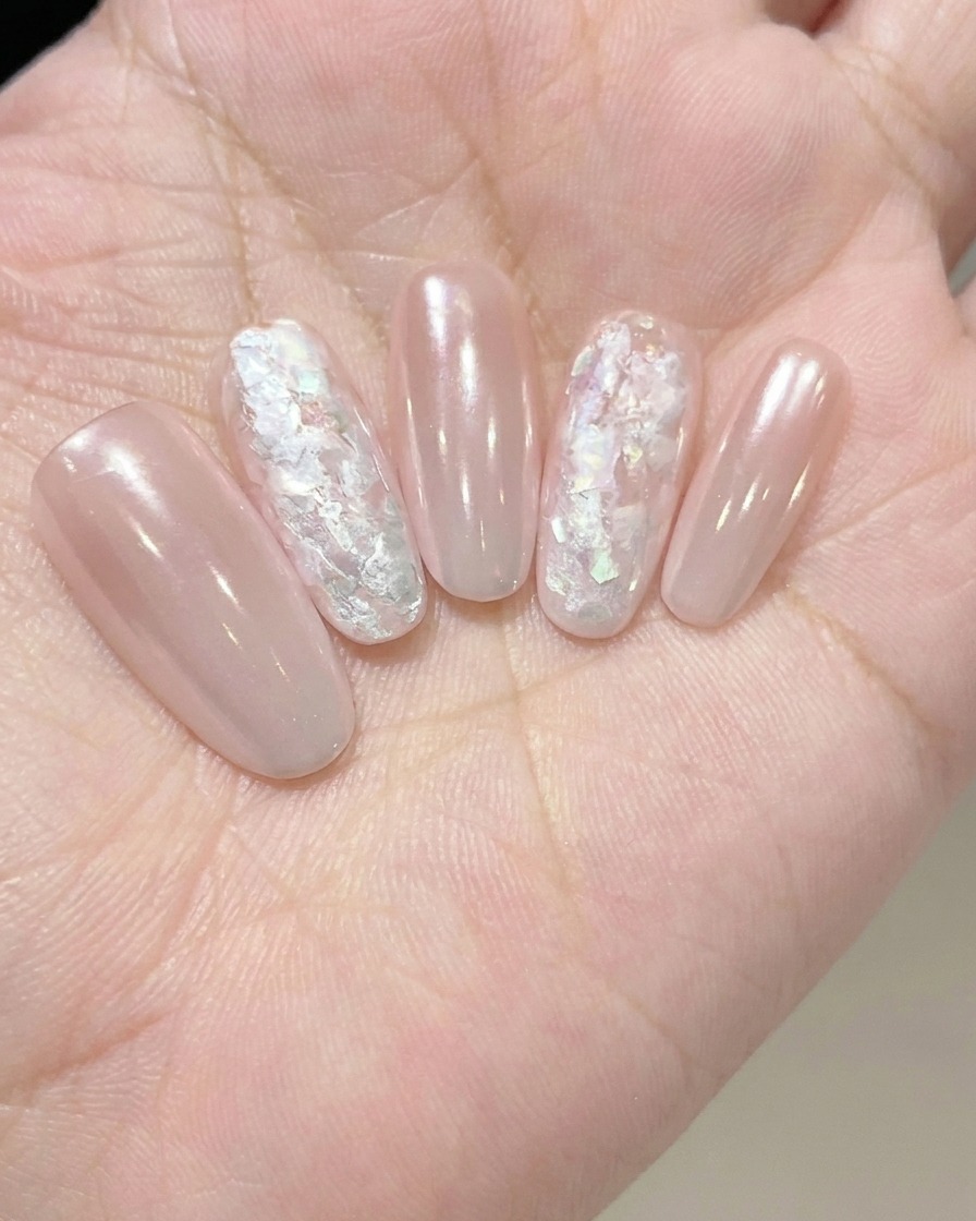 Ein klares, dickflüssiges Haftgel wird zur Vorbereitung auf Nail-Art-Verzierungen auf den Nagel aufgetragen.