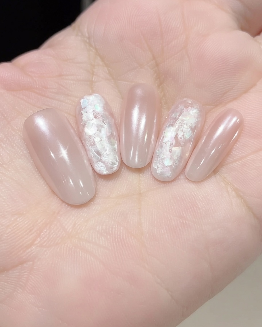 Ein klares Aufbaugel wird über die eingebettete Nail Art aufgetragen, um die Oberfläche zu glätten und zu versiegeln.