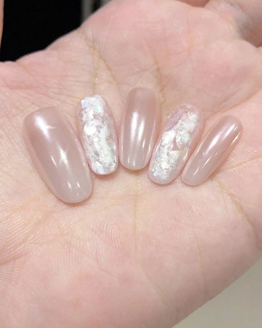 Eine Hand wischt mit einer fusselfreien Zellette über die Oberfläche des ausgehärteten Nagels.
