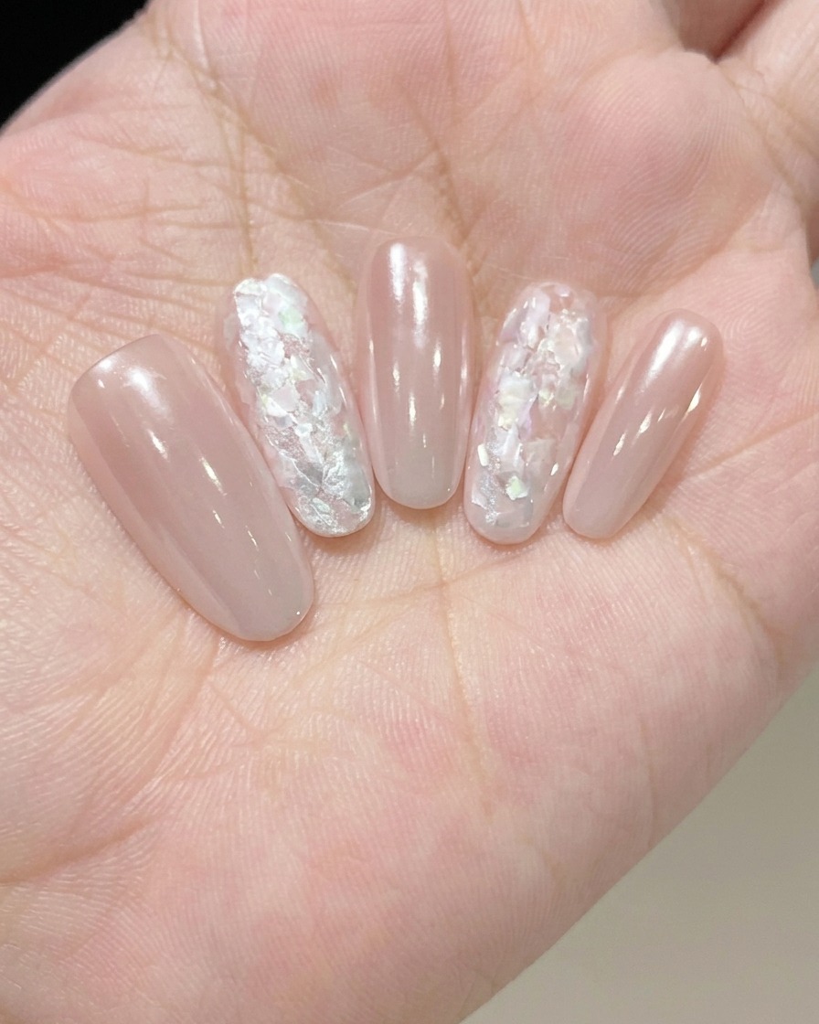 Ein Pinsel trägt einen klaren, glänzenden Top Coat auf, um das fertige Nageldesign zu versiegeln und zu schützen.