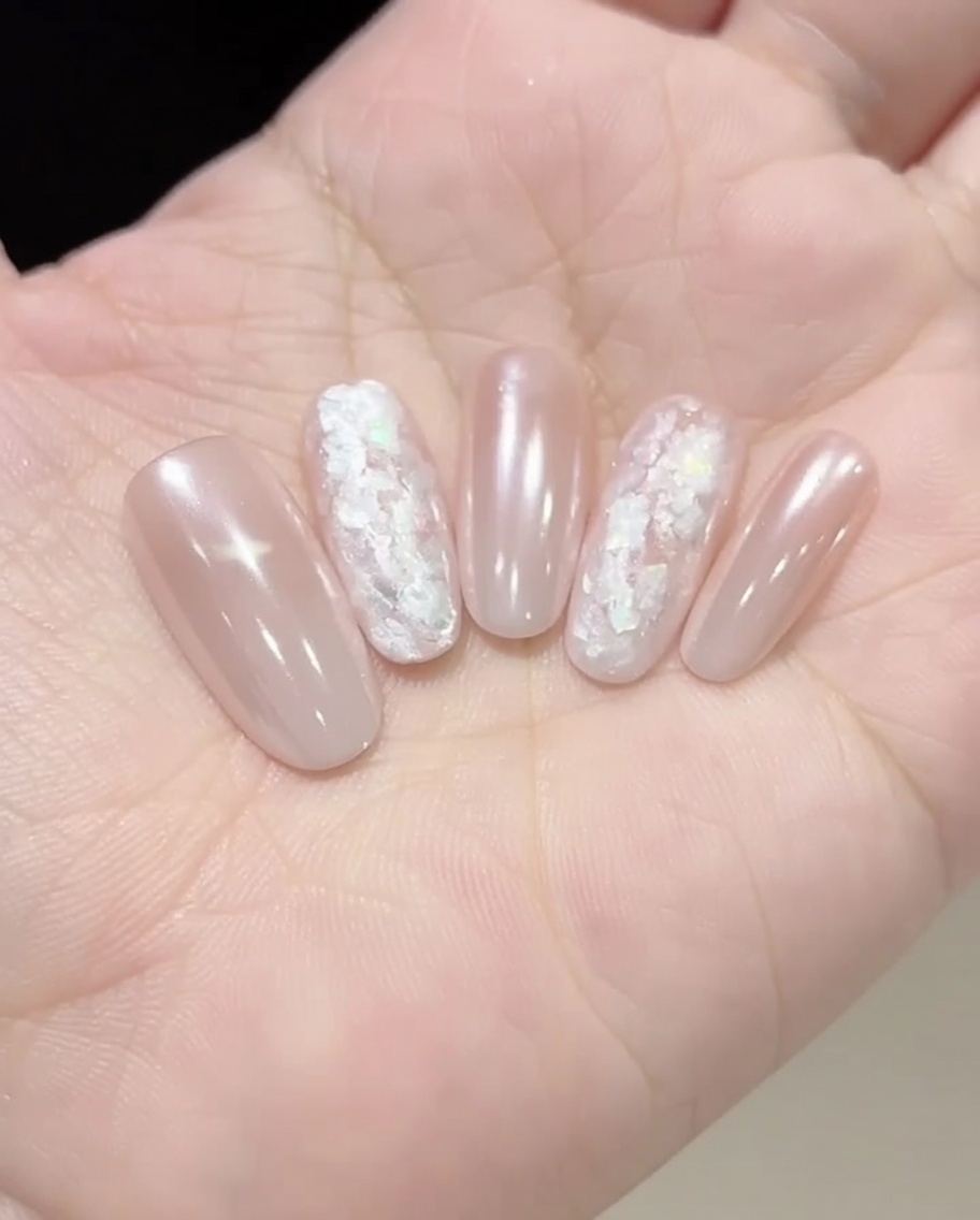 Ein Kosmetikschwämmchen wird verwendet, um Farbe auf die Nagelspitze zu tupfen und einen Verlauf zu erzeugen.