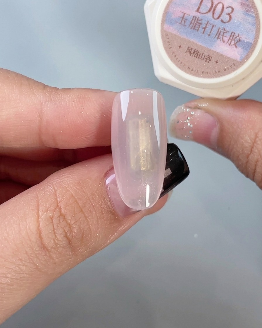 Ein Pinsel trägt einen klaren Top Coat auf, der speziell für die Verwendung mit Chrome-Puder entwickelt wurde.